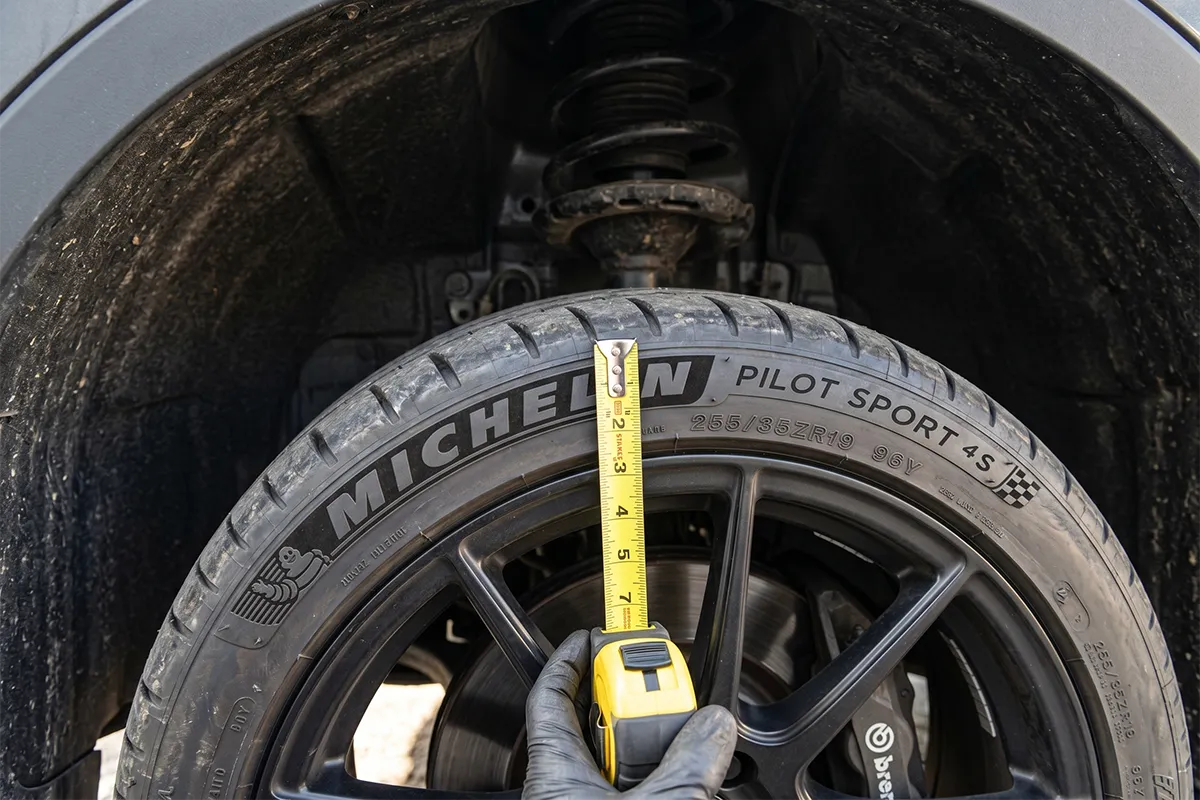 Tire in a wheel well showing clearance between tire sidewall and fender liner